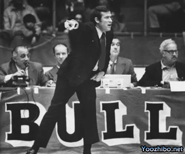 1970-71赛季,迪克-莫塔如何引领芝加哥<a href=/gaoqinglanqiu/bulls/ target=_blank class=infotextkey>公牛</a>队逆袭,揽获最佳教练殊荣